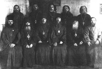 Соловецкий лагерь. Январь, 1923 год. Слева направо — сидят: священник Алексий Шишкин, архиепископ Митрофан (Гринев), архиепископ Иларион (Троицкий), митрополит Евгений (Зернов), архиепископ Захарий (Лобов), протоиерей Павел Чехранов; стоят — протоиерей Симеон Краснов, протоиерей Илия Пироженко, священник Алексий Трифильев. священник Владимир Вологурин, протоиерей Петр Фалевич Соловецкий лагерь. Январь, 1923 год. Слева направо — сидят: священник Алексий Шишкин, архиепископ Митрофан (Гринев), архиепископ Иларион (Троицкий), митрополит Евгений (Зернов), архиепископ Захарий (Лобов), протоиерей Павел Чехранов; стоят — протоиерей Симеон Краснов, протоиерей Илия Пироженко, священник Алексий Трифильев. священник Владимир Вологурин, протоиерей Петр Фалевич