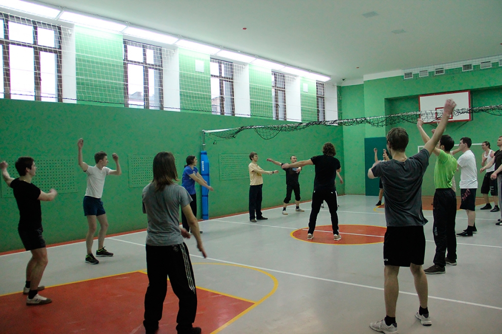 Спортзал. Занятие физкультурой Спортзал. Занятие физкультурой